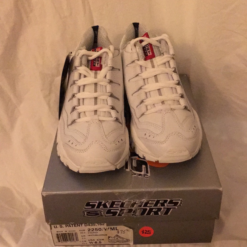 Women’s sketcher sport tennis shoe!